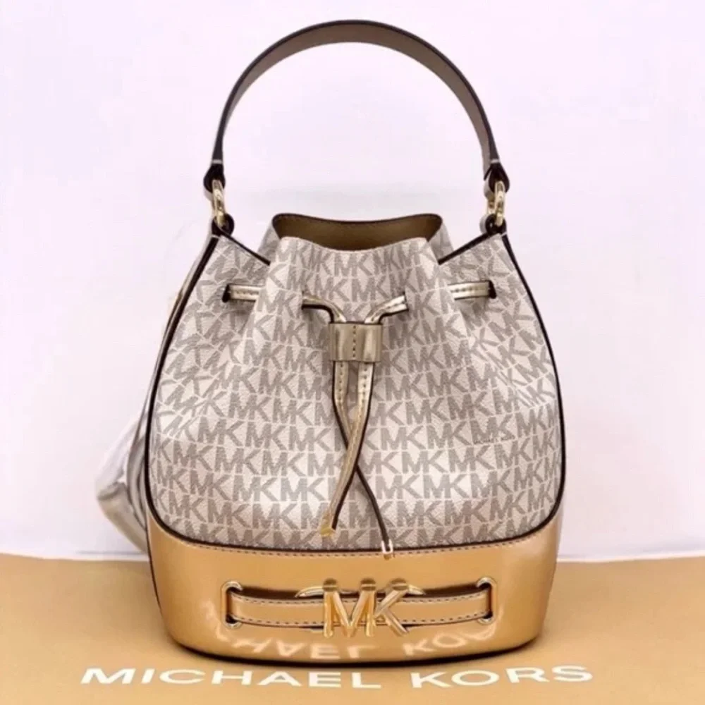 Michael Kors- REED 35S4G6RM6M VANL/PLGOLD MD BELTED BUCKT MSGR - NWT - Picture 16 of 16